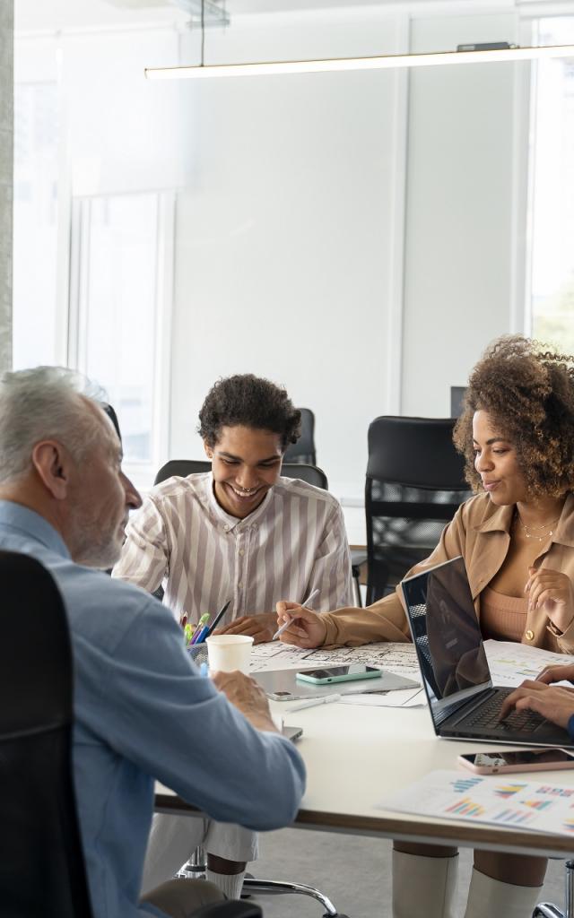 Personnes travaillant en équipe