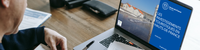 Man Using Macbook Pro In The Office Impact économique