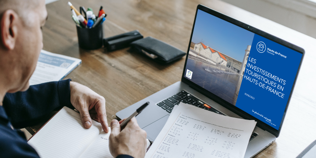 Man Using Macbook Pro In The Office Impact économique